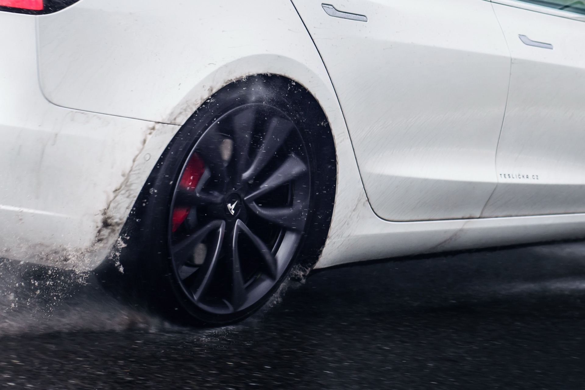 Tesla Model 3 wheel on wet tarmac – video preview
