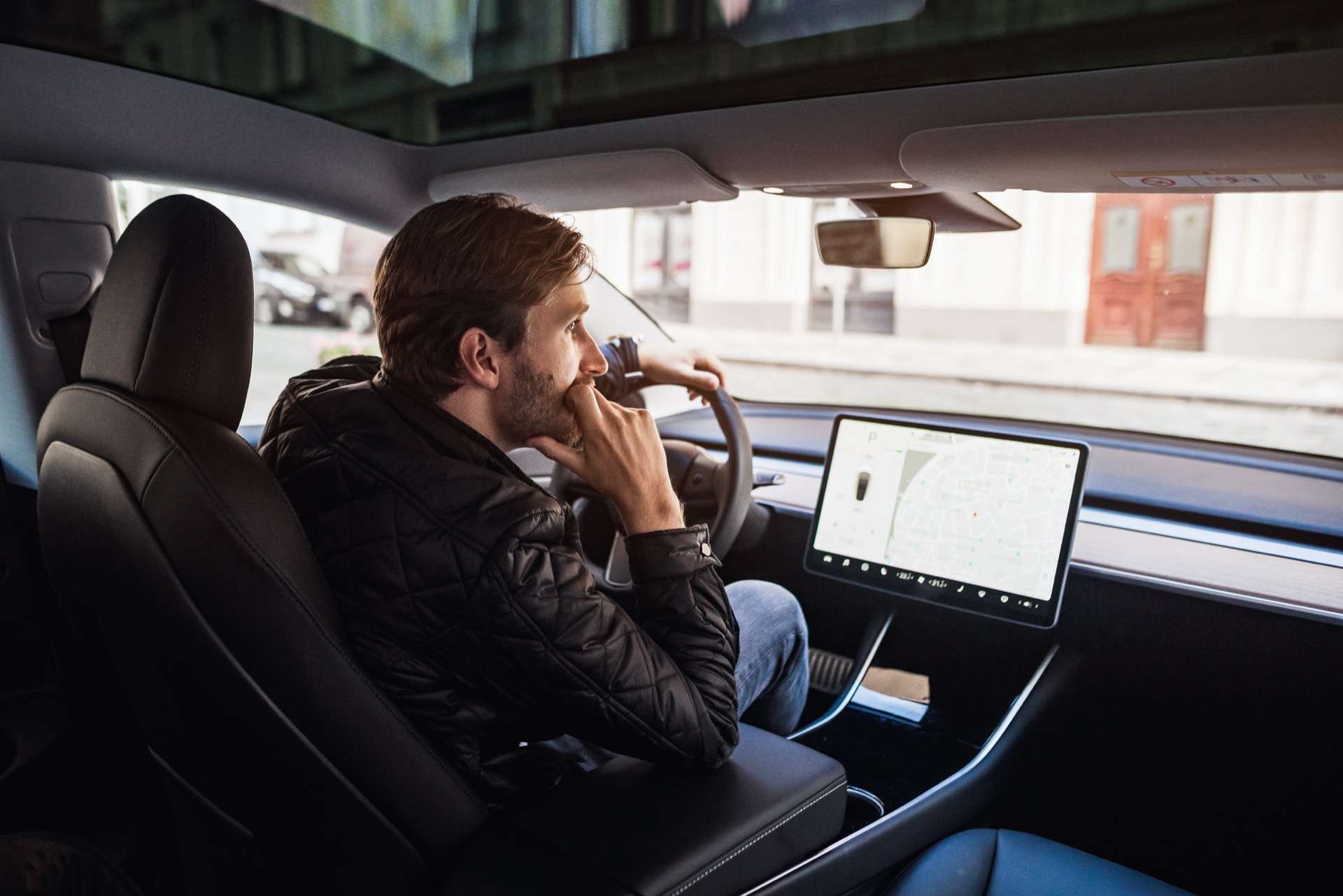 Driver at the wheel of a Tesla Model 3 – video preview
