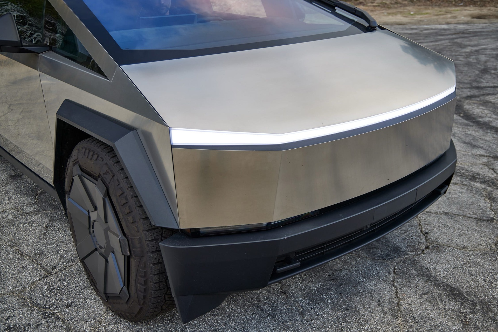 Tesla Cybertruck – stainless steel front with light bar
